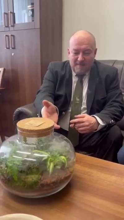 Poslanec NRSR R. Huliak v budove parlamentu...