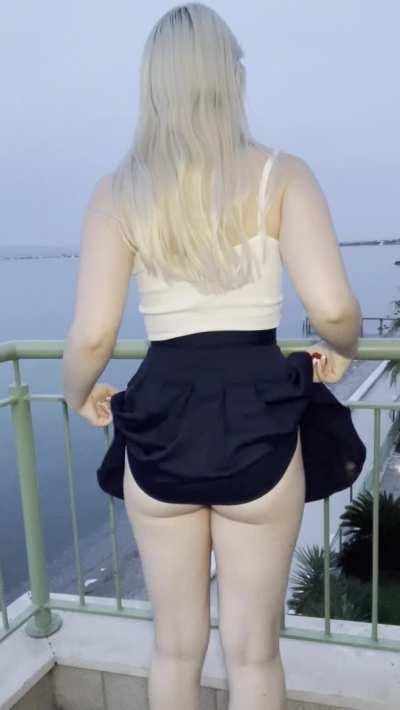 I want to flash this ass to people down at the beach front
