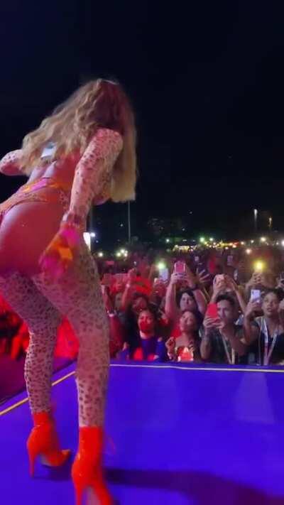 Anitta e seu rabo delicioso