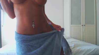 Emelie's abs are so hard and sexy!