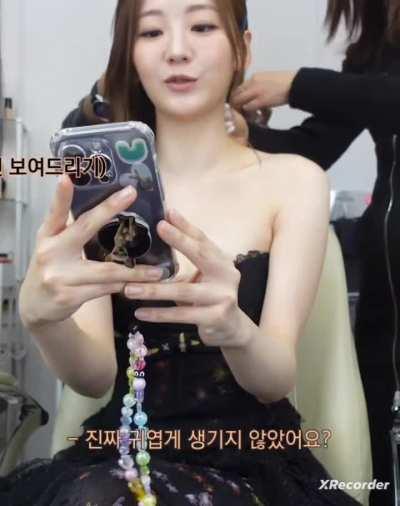 Cho Yi-hyun and her sexy cleavage. 