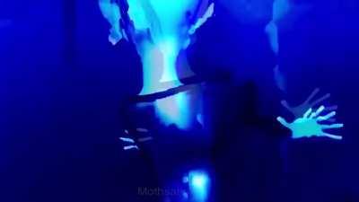 Bueno, ya que al Juan le gustan los videos con este tipo de humor, he decidido poner mi grano de arena y hacer este mojón de aquí: (Disfrútenlo)