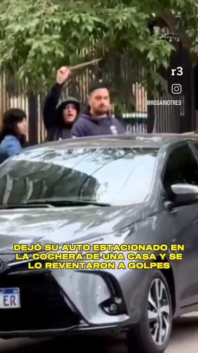 Dejo su auto estacionado en la puerta de un garaje y se lo destrozaron a piedrazos