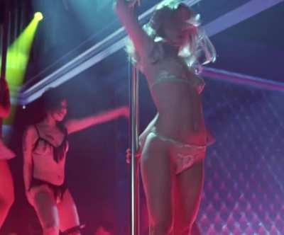 In Closer, Natalie Portman’s character moves like this. This is a reference to Star Wars, where she had learnt from Anakin that spinning is a good trick.