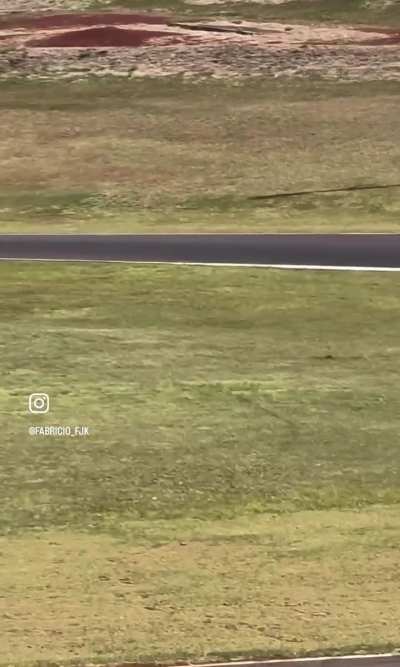 A motocross race in Cascavel was cut short after a bike engine exploded, spilling oil on the track. Riders approaching at nearly 200 km/h lost control, leading to multiple crashes. Despite the dramatic scene, all competitors escaped without injuries.