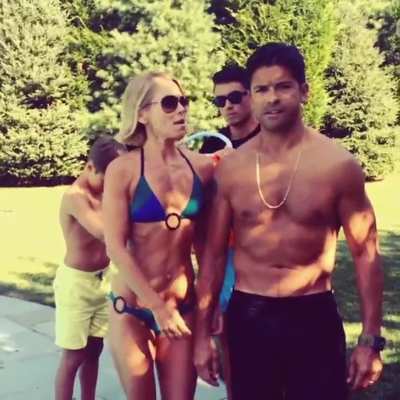 Kelly Ripa - Ice Bucket Challenge [August 20, 2014]