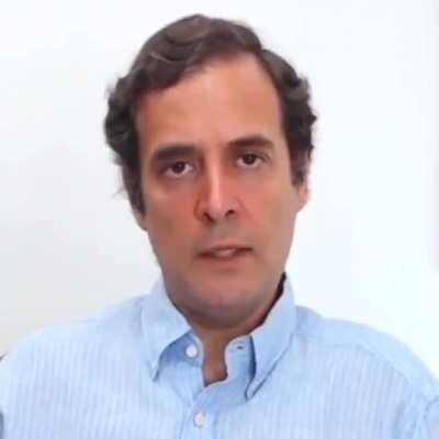 He doesn't blink in the whole video. Pappu reading the script without blinking.