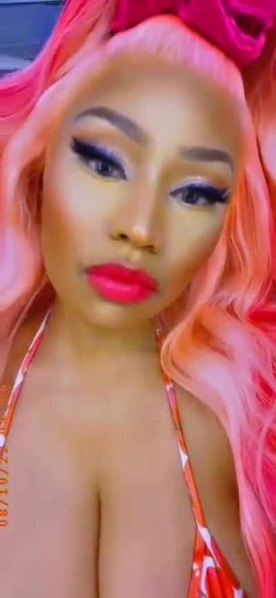 I need to rub dicks with someone between her big milfy tiddies