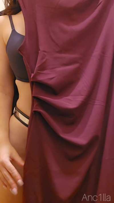 I need a party dress for an event later this month. It's in a 'vanilla setting', so I definitely need a dress that hides my chastity belt. So I went shopping. I tried several dresses and also made a vlog about my chastity shopping day☺️. Does this one cov