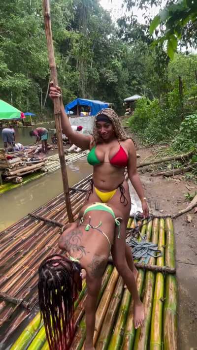 Bikini twerk & boob control 👙