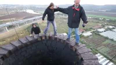 Casual stroll around a 100m industrial chimney top. With no safety gear.