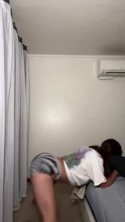 abril shakin that ass