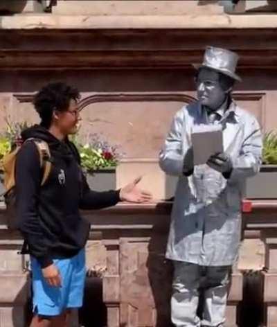 a estátua é um gênio