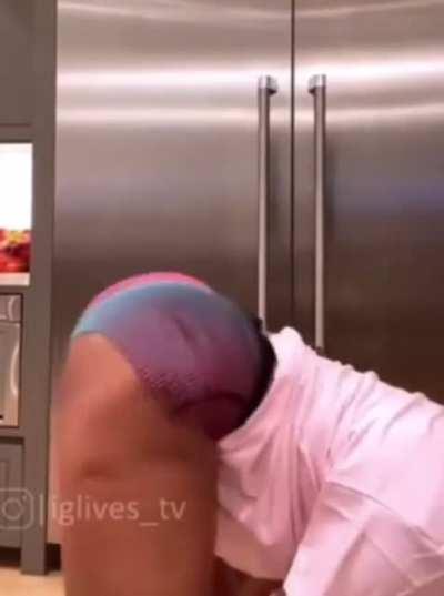 boutta make that ass fatter😩 backshots everyday!