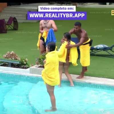 Beatriz, Alane e Isabelle pulando na piscina sem biquini