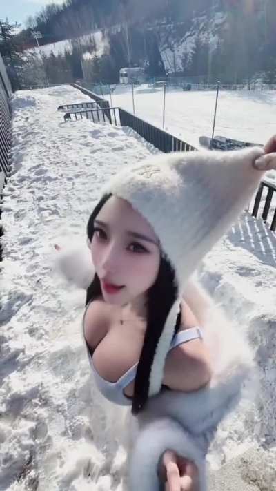 the face filter 😭is she nothing but her tits now?