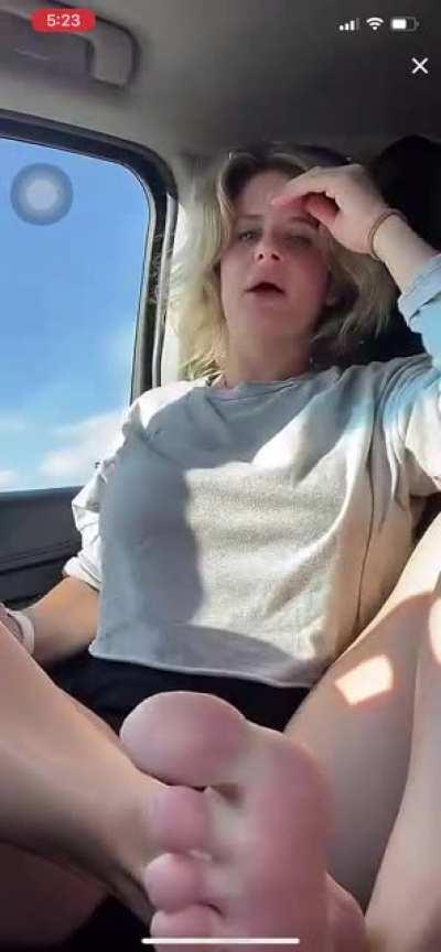 @just.a.mom.being.mom live