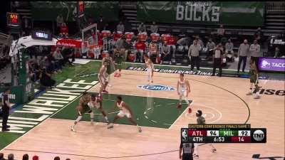 [Highlight] Jrue makes a bad pass back to Antetokounmpo which leads to a fast break