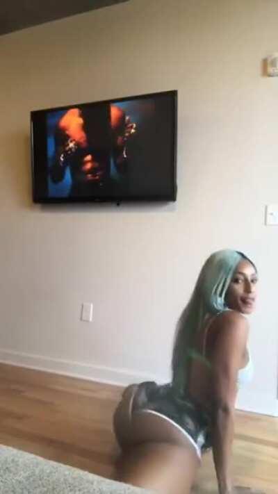 IG live throwing ass