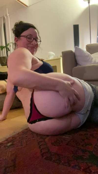 Who here actually like mom buds?