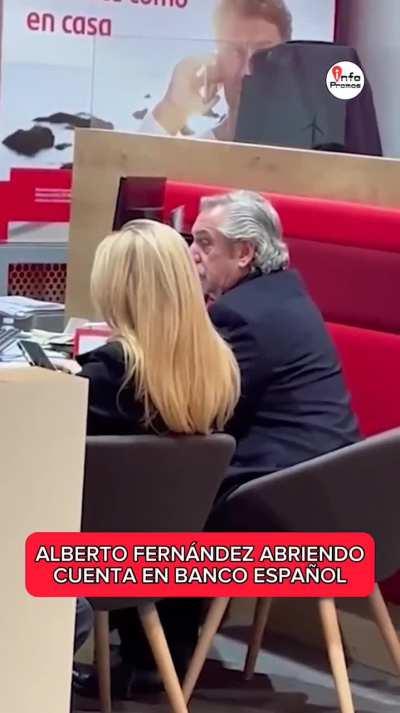 Alberto en España, abriendo una cuenta bancaria.