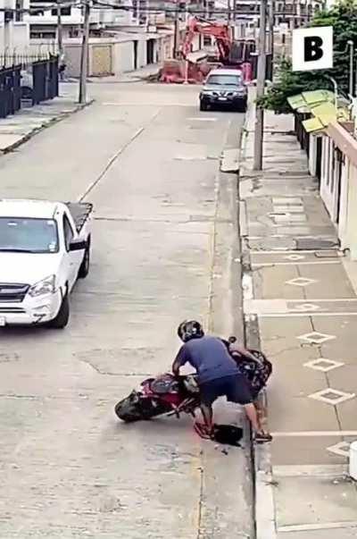 A driver saw robbers robbing a lady and didn't hesitate to drive into the robbers