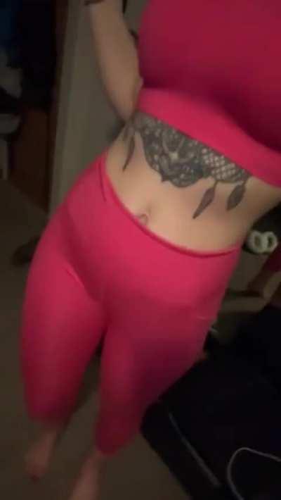 Love my new workout outfit! I think I should be a little distracting (f)