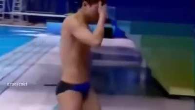 第十五届全运会跳水赛场上出现惊魂一幕天津选手苏家杰跳307C虽然腾空后完成了动作，但直接砸入水中。入水险些砸到泳池边。