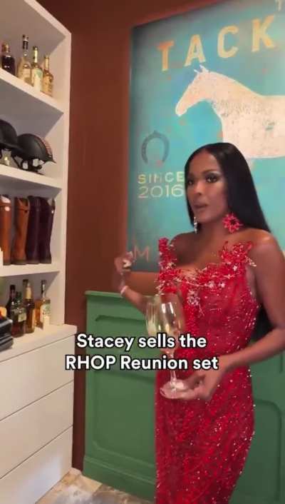 Stacey sells the reunion set