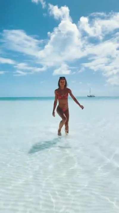 Loves the 🏖 (ig story)