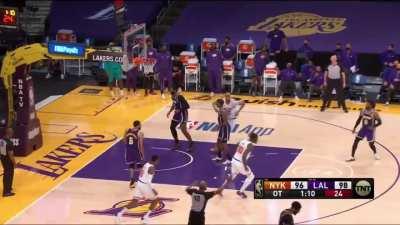 [Highlight] Randle gives the Knicks the lead with a triple