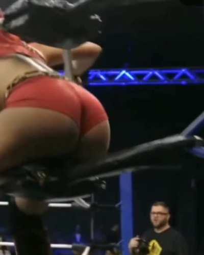 That booty pop in the corner (Ivelisse)