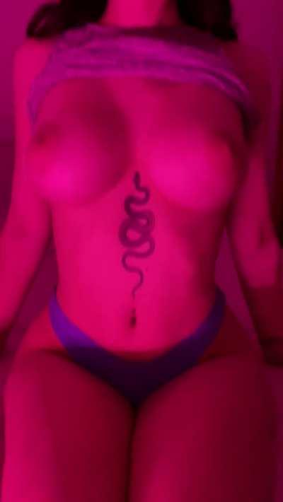 Small waist, big boobs 😘