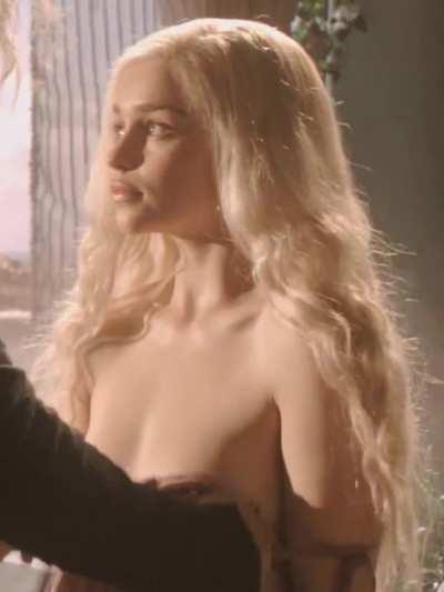 Emilia Clarke titty jiggle