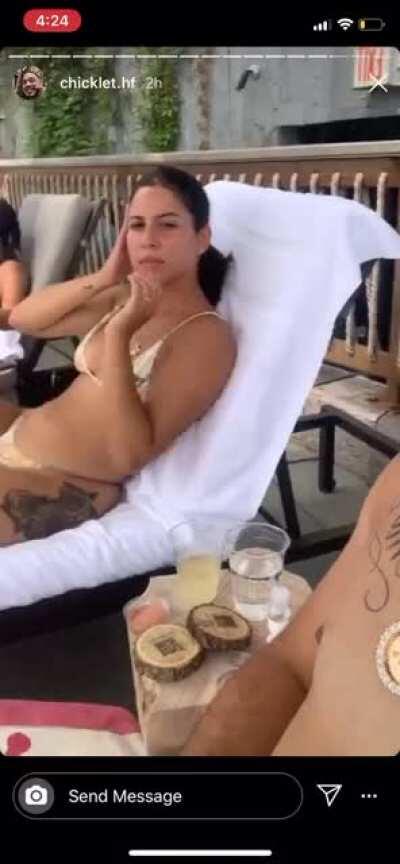 Shorty a lil badhie..shorty my boooo thanng (fat kid voice)