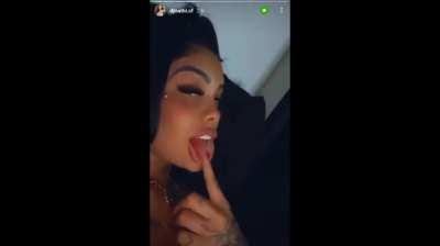 DJ Nathi fodeu com o Thomaz Costa debaixo da coberta com pessoas no local.