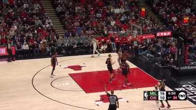 [Highlight] 7'0 Giannis Antetokounmpo becomes the franchise leader in assits