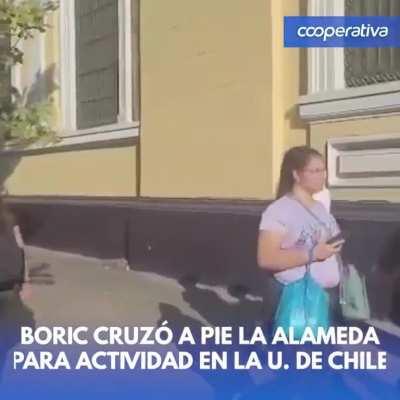 Boric cruzó a pie la Alameda para actividad en la U. de Chile