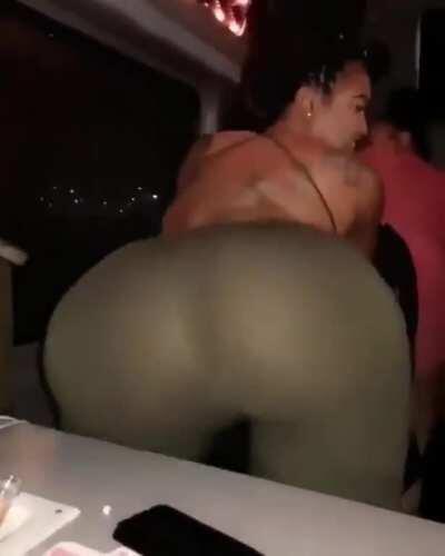 Big Booty Twerk On Table