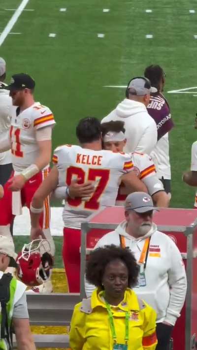 [highlight] Mahomes dapped up his guys… but skips Samaje Perine
