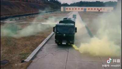 中国军人可以在行车途中切菜炒菜🤯