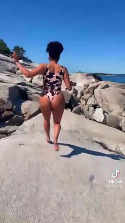 Love to see her leave 🍑🍑🍑