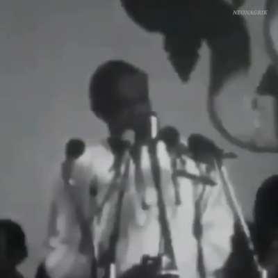 आज की घड़ी में भारतीयों को गोरी चमड़ी वालों के तलवे चाटने की बजाय अपना स्वयं दुनिया में स्थान बनाना चाहिए. भारतीयों में बहुत दिमागी ताकत है हम बहुत आगे जाएंगे.