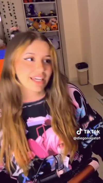 Emi sigue sin superar su etapa oral... Afortunadamente 😈