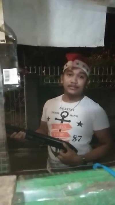 Ang galing naman mangaroling si kuya