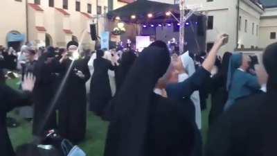 k/da performing at alune's temple so aphelios can have his sett sessions in peace