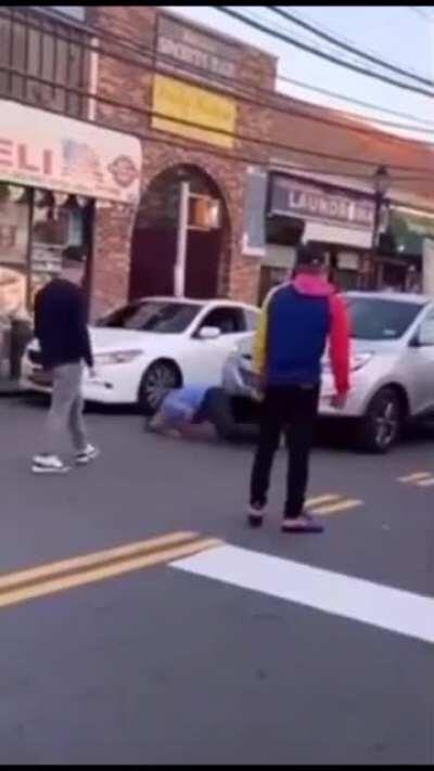 Driver with road rage pulls out hammer during dispute and gets DECKED (Seriously Staten Island has the worst drivers fuck you Staten Island)