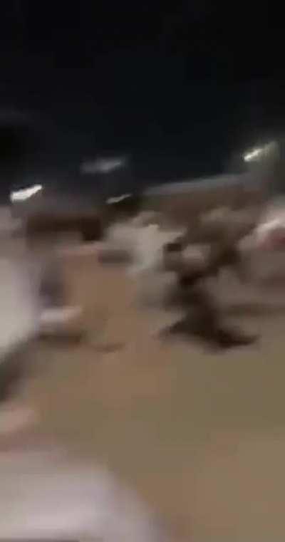 “مقطع متداول لعسكري يفاجئ مجموعة من الشباب مُخالفين للإحترازات الصحية.” مع تعديل بسيط