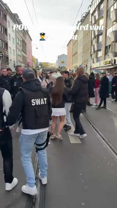 Tom Supreme beschädigt Schild und wird festgenommen