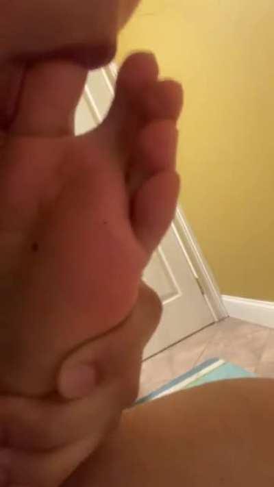 love sucking on my cute toes
